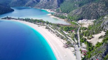Oludeniz ve Fethiye 'nin doğal parkının insansız hava aracının muhteşem panoramik manzarası..