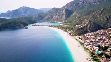 Oludeniz ve Fethiye 'nin doğal parkının insansız hava aracının muhteşem panoramik manzarası..