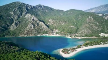 Oludeniz ve Fethiye 'nin doğal parkının insansız hava aracının muhteşem panoramik manzarası..
