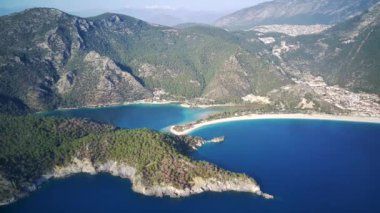 Oludeniz ve Fethiye 'nin doğal parkının insansız hava aracının muhteşem panoramik manzarası..