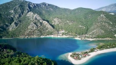Oludeniz ve Fethiye 'nin doğal parkının insansız hava aracının muhteşem panoramik manzarası..