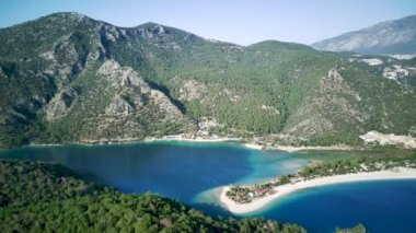 Oludeniz ve Fethiye 'nin doğal parkının insansız hava aracının muhteşem panoramik manzarası..