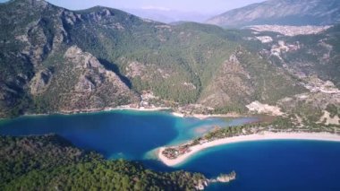 Oludeniz ve Fethiye 'nin doğal parkının insansız hava aracının muhteşem panoramik manzarası..