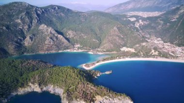 Oludeniz ve Fethiye 'nin doğal parkının insansız hava aracının muhteşem panoramik manzarası..