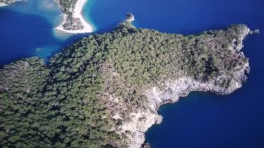 Oludeniz ve Fethiye 'nin doğal parkının insansız hava aracının muhteşem panoramik manzarası..