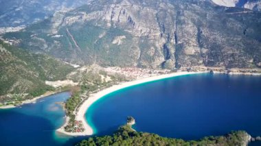 Oludeniz ve Fethiye 'nin doğal parkının insansız hava aracının muhteşem panoramik manzarası..