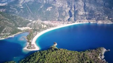 Oludeniz ve Fethiye 'nin doğal parkının insansız hava aracının muhteşem panoramik manzarası..