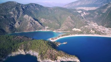 Oludeniz ve Fethiye 'nin doğal parkının insansız hava aracının muhteşem panoramik manzarası..