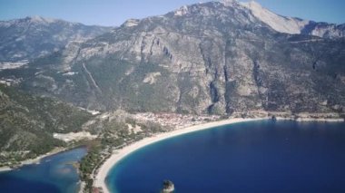 Oludeniz ve Fethiye 'nin doğal parkının insansız hava aracının muhteşem panoramik manzarası..