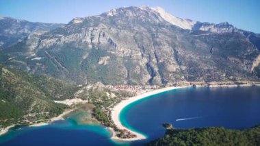 Oludeniz ve Fethiye 'nin doğal parkının insansız hava aracının muhteşem panoramik manzarası..