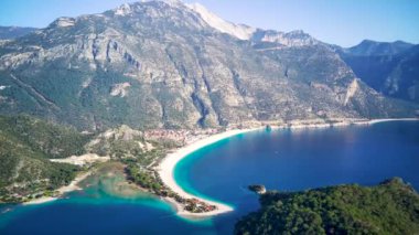 Oludeniz ve Fethiye 'nin doğal parkının insansız hava aracının muhteşem panoramik manzarası..