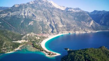 Oludeniz ve Fethiye 'nin doğal parkının insansız hava aracının muhteşem panoramik manzarası..