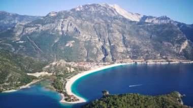 Oludeniz ve Fethiye 'nin doğal parkının insansız hava aracının muhteşem panoramik manzarası..