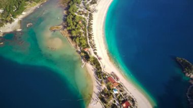 Oludeniz ve Fethiye 'nin doğal parkının insansız hava aracının muhteşem panoramik manzarası..