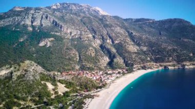 Oludeniz ve Fethiye 'nin doğal parkının insansız hava aracının muhteşem panoramik manzarası..