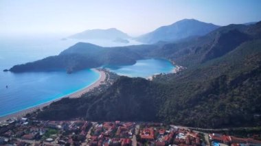 Oludeniz ve Fethiye 'nin doğal parkının insansız hava aracının muhteşem panoramik manzarası..