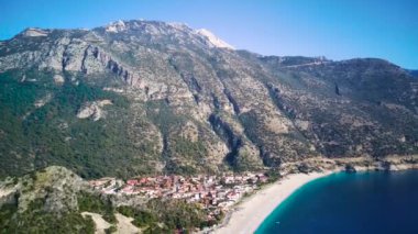 Oludeniz ve Fethiye 'nin doğal parkının insansız hava aracının muhteşem panoramik manzarası..
