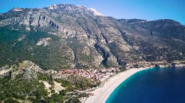 Oludeniz ve Fethiye 'nin doğal parkının insansız hava aracının muhteşem panoramik manzarası..