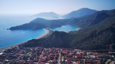 Oludeniz ve Fethiye 'nin doğal parkının insansız hava aracının muhteşem panoramik manzarası..