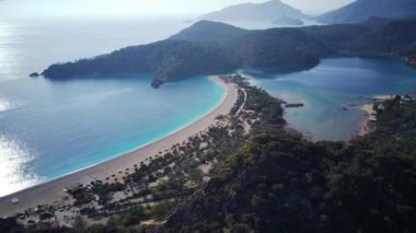 Oludeniz ve Fethiye 'nin doğal parkının insansız hava aracının muhteşem panoramik manzarası..