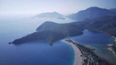 Oludeniz ve Fethiye 'nin doğal parkının insansız hava aracının muhteşem panoramik manzarası..