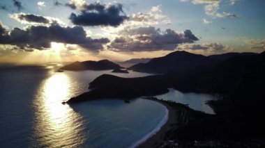 Oludeniz ve Fethiye 'nin doğal parkının insansız hava aracının muhteşem panoramik manzarası..