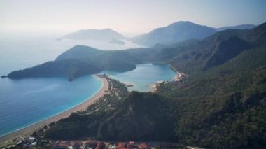 Oludeniz ve Fethiye 'nin doğal parkının insansız hava aracının muhteşem panoramik manzarası..