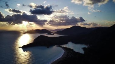 Oludeniz ve Fethiye 'nin doğal parkının insansız hava aracının muhteşem panoramik manzarası..