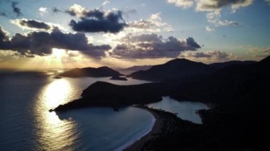 Oludeniz ve Fethiye 'nin doğal parkının insansız hava aracının muhteşem panoramik manzarası..
