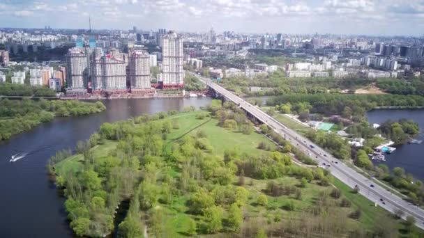 美しい緑の川公園に位置するストロジーノとシュクキノ地区の素晴らしい高角度のトップドローンビュー — ストック動画