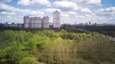 Yeşil nehir parkında yer alan Strogino ve ShchukinoDistrict 'in inanılmaz yüksek açılı insansız hava aracı görüntüsü.