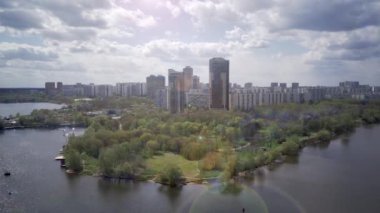 Yeşil nehir parkında yer alan Strogino ve ShchukinoDistrict 'in inanılmaz yüksek açılı insansız hava aracı görüntüsü.