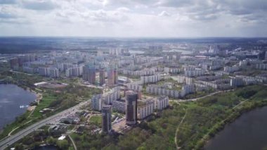 Yeşil nehir parkında yer alan Strogino ve ShchukinoDistrict 'in inanılmaz yüksek açılı insansız hava aracı görüntüsü.