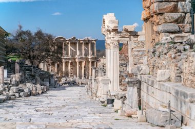 Selcuk, İzmir, Türkiye - Efes harabelerindeki Memmius Anıtı sütunları, Doğu Akdeniz İyon bölgesindeki tarihi antik Roma arkeoloji sahaları mavi gökyüzü altında