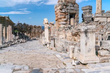 Selcuk 'taki Ephesus Celsus Kütüphanesi (İzmir), Türkiye. Mermer heykel, Türkiye 'nin Efes kentindeki Celcus Kütüphanesi' nde Bilgelik Tanrıçası Sophia 'ya ait. Eski antik şehrin kalıntıları..