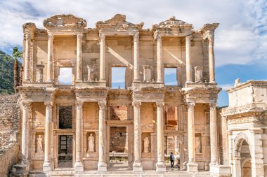 Selcuk 'taki Ephesus Celsus Kütüphanesi (İzmir), Türkiye. Mermer heykel, Türkiye 'nin Efes kentindeki Celcus Kütüphanesi' nde Bilgelik Tanrıçası Sophia 'ya ait. Eski antik şehrin kalıntıları..