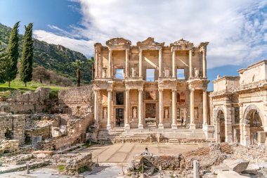 Selcuk 'taki Ephesus Celsus Kütüphanesi (İzmir), Türkiye. Mermer heykel, Türkiye 'nin Efes kentindeki Celcus Kütüphanesi' nde Bilgelik Tanrıçası Sophia 'ya ait. Eski antik şehrin kalıntıları..