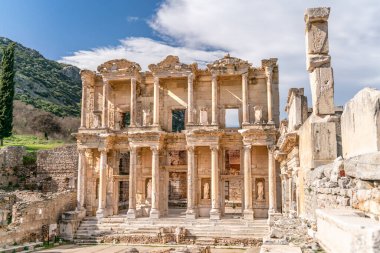 Selcuk 'taki Ephesus Celsus Kütüphanesi (İzmir), Türkiye. Mermer heykel, Türkiye 'nin Efes kentindeki Celcus Kütüphanesi' nde Bilgelik Tanrıçası Sophia 'ya ait. Eski antik şehrin kalıntıları..