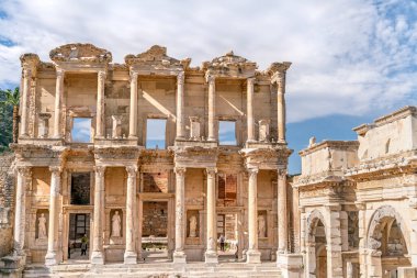 Selcuk 'taki Ephesus Celsus Kütüphanesi (İzmir), Türkiye. Mermer heykel, Türkiye 'nin Efes kentindeki Celcus Kütüphanesi' nde Bilgelik Tanrıçası Sophia 'ya ait. Eski antik şehrin kalıntıları..