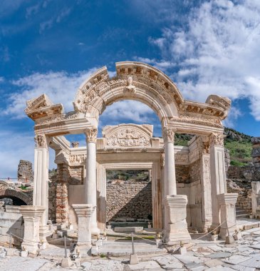 Efes 'in tarihi antik kentinde, Selcuk, İzmir, Türkiye' de mermer kabartmalar. Medusa 'nın Acanthus yaprakları süslemeleri, Hadrian Tapınağı' nın Detayları.