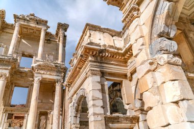 Selcuk 'taki Ephesus Celsus Kütüphanesi (İzmir), Türkiye. Mermer heykel, Türkiye 'nin Efes kentindeki Celcus Kütüphanesi' nde Bilgelik Tanrıçası Sophia 'ya ait. Eski antik şehrin kalıntıları..