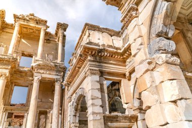 Selcuk 'taki Ephesus Celsus Kütüphanesi (İzmir), Türkiye. Mermer heykel, Türkiye 'nin Efes kentindeki Celcus Kütüphanesi' nde Bilgelik Tanrıçası Sophia 'ya ait. Eski antik şehrin kalıntıları..