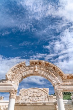 Efes 'in tarihi antik kentinde, Selcuk, İzmir, Türkiye' de mermer kabartmalar. Medusa 'nın Acanthus yaprakları süslemeleri, Hadrian Tapınağı' nın Detayları.