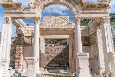 Efes 'in tarihi antik kentinde, Selcuk, İzmir, Türkiye' de mermer kabartmalar. Medusa 'nın Acanthus yaprakları süslemeleri, Hadrian Tapınağı' nın Detayları.