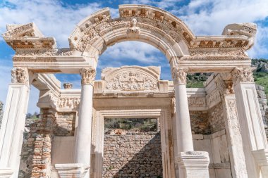 Efes 'in tarihi antik kentinde, Selcuk, İzmir, Türkiye' de mermer kabartmalar. Medusa 'nın Acanthus yaprakları süslemeleri, Hadrian Tapınağı' nın Detayları.