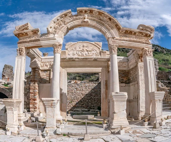 Ephesus Turkey 土耳其伊兹密尔塞尔库克以弗所古城的大理石浮雕 梅杜萨的塑像 用石榴叶装饰 哈德里安神庙的细节 图库照片