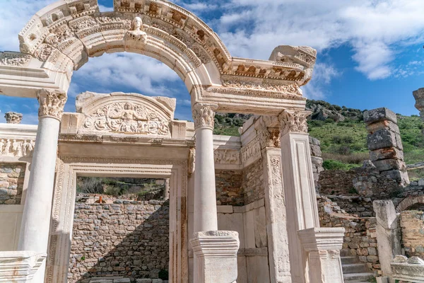 Ephesus Turkey 土耳其伊兹密尔塞尔库克以弗所古城的大理石浮雕 梅杜萨的塑像 用石榴叶装饰 哈德里安神庙的细节 — 图库照片