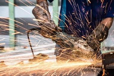 Fabrikadaki çelik yapının elektrik tekerleği gıcırdıyor.