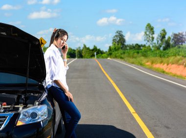 kırık aşağı araba ile genç kız 