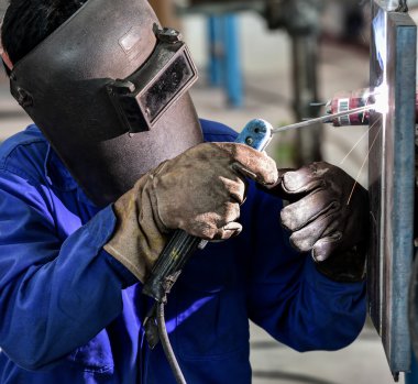 Kaynakçı Kaynak koruyucu ekipmanı ile fabrikada